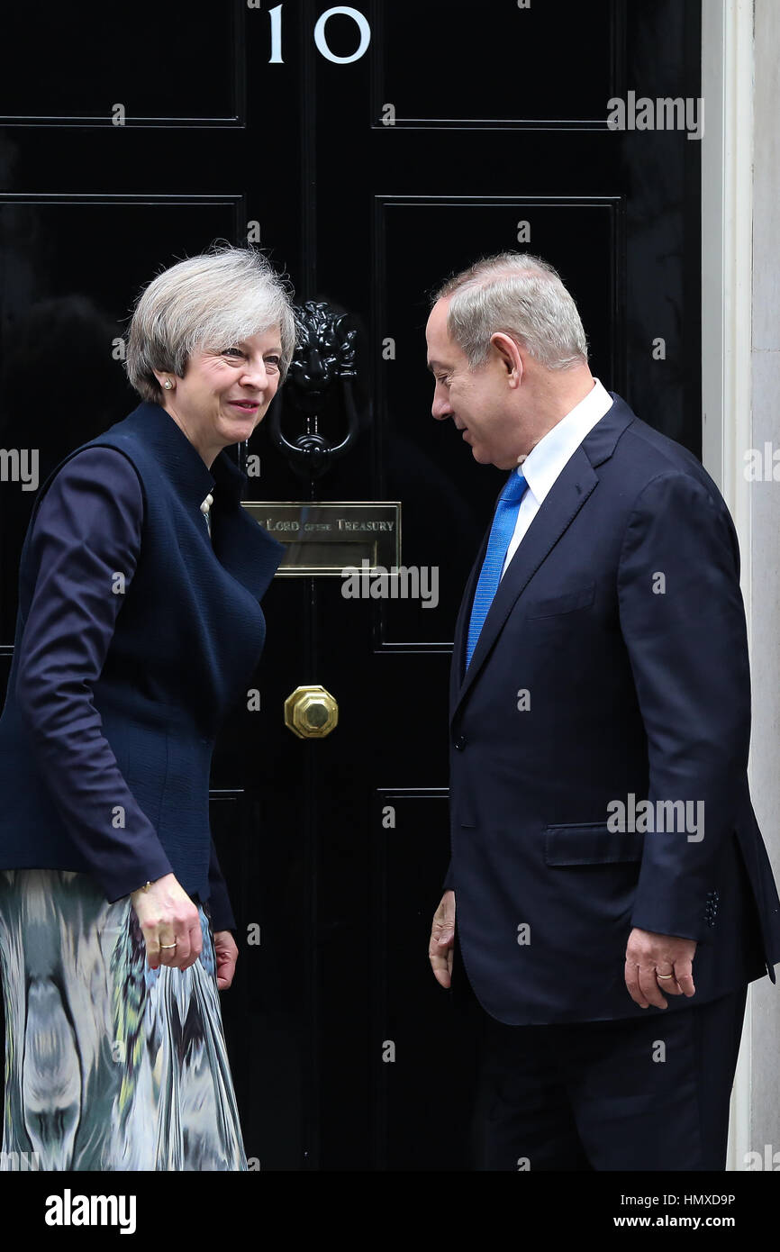 London, UK. 6. Februar 2017. Großbritanniens Premierminister Theresa May grüßt Premierminister Benjamin Netanyahu Israel auf den Stufen des Nr. 10 Downing Street Credit: Dinendra Haria/Alamy Live News Stockfoto