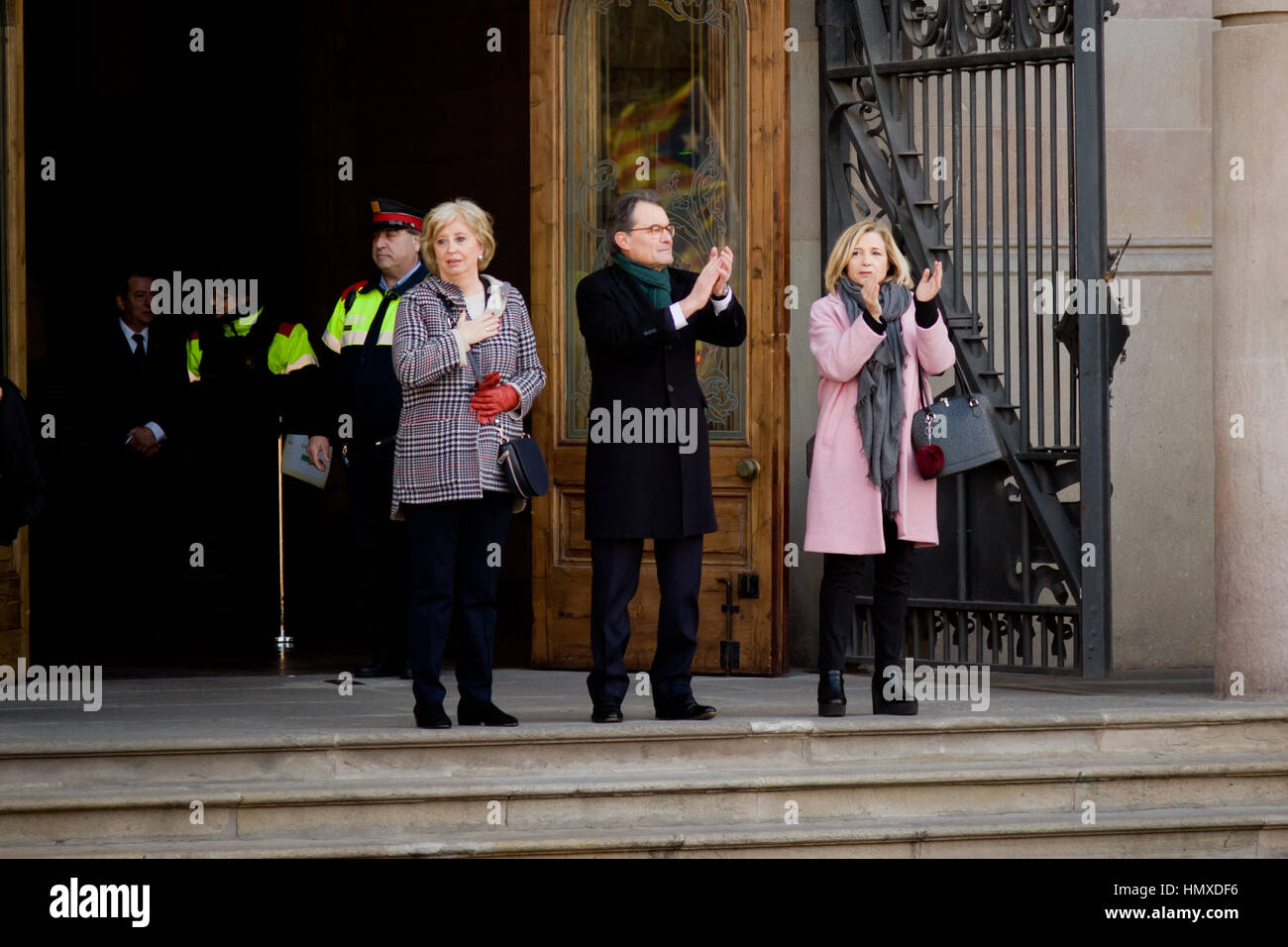 Barcelona, Katalonien, Spanien. 6. Februar 2017. Former Catalan President Artur Mas (C), ehemalige Vice-president Joana Ortega (R) und ehemalige Ausbildung Minister Irene Rigau (L) bis zum Haupteingang des regionalen High Court in Barcelona zu gelangen. Artur Mas stehen ein 10-Jahres-Verbot von öffentlichen Ämtern nach dem Vorwurf der Ungehorsam gegen das spanische Verfassungsgericht durch die Inszenierung ein unverbindliches Referendum über die Unabhängigkeit Kataloniens im November 2014. Bildnachweis: Jordi Boixareu/ZUMA Draht/Alamy Live-Nachrichten Stockfoto