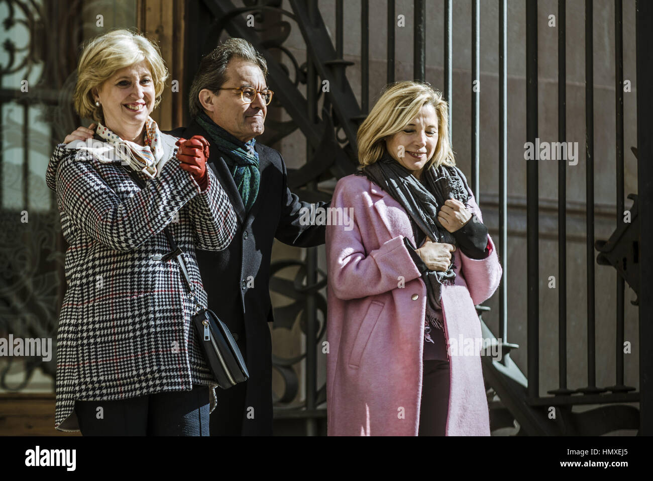 Barcelona, Katalonien, Spanien. 6. Februar 2017. Ehemalige katalanische Bildungsministerium IRENE RIGAU, Katalanisch Ex-Präsident ARTUR MAS und Katalanisch Ex-Vizepräsident ANA ORTEGA zu ihren wartenden Fans beim Verlassen der regionalen High Court am ersten Tag ihres Prozesses über ihre Rolle im November 2014 "Referendum", '9N' Credit applaudieren: Matthias Oesterle/ZUMA Draht/Alamy Live News Stockfoto