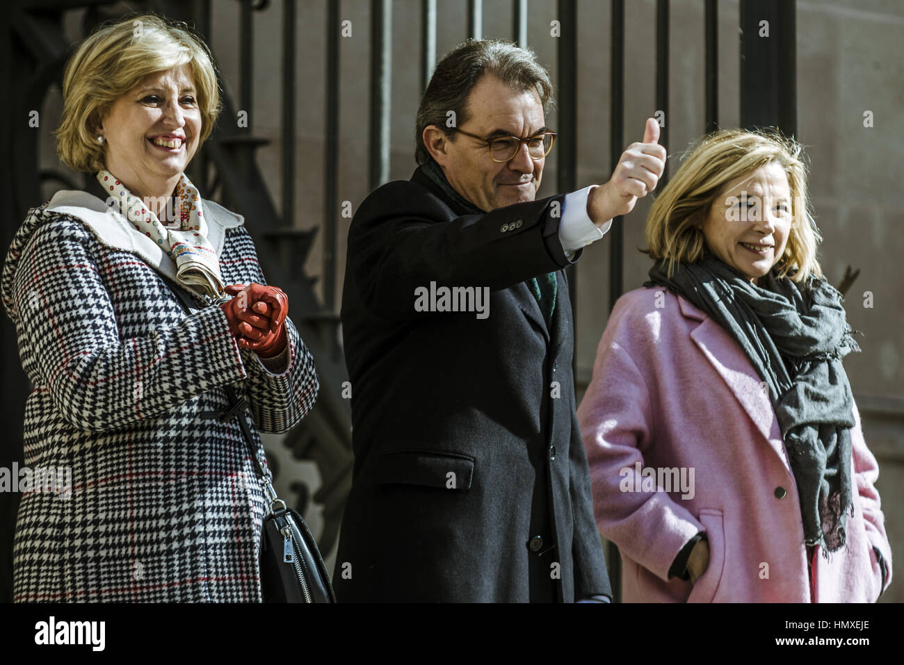 Barcelona, Katalonien, Spanien. 6. Februar 2017. Ehemalige katalanische Bildungsministerium IRENE RIGAU, Katalanisch Ex-Präsident ARTUR MAS und Katalanisch Ex-Vizepräsident ANA ORTEGA Daumen nach oben zu ihren wartenden Fans beim Verlassen der regionalen High Court am ersten Tag ihres Prozesses über ihre Rolle im November 2014 "Referendum", '9N' Credit geben: Matthias Oesterle/ZUMA Draht/Alamy Live News Stockfoto