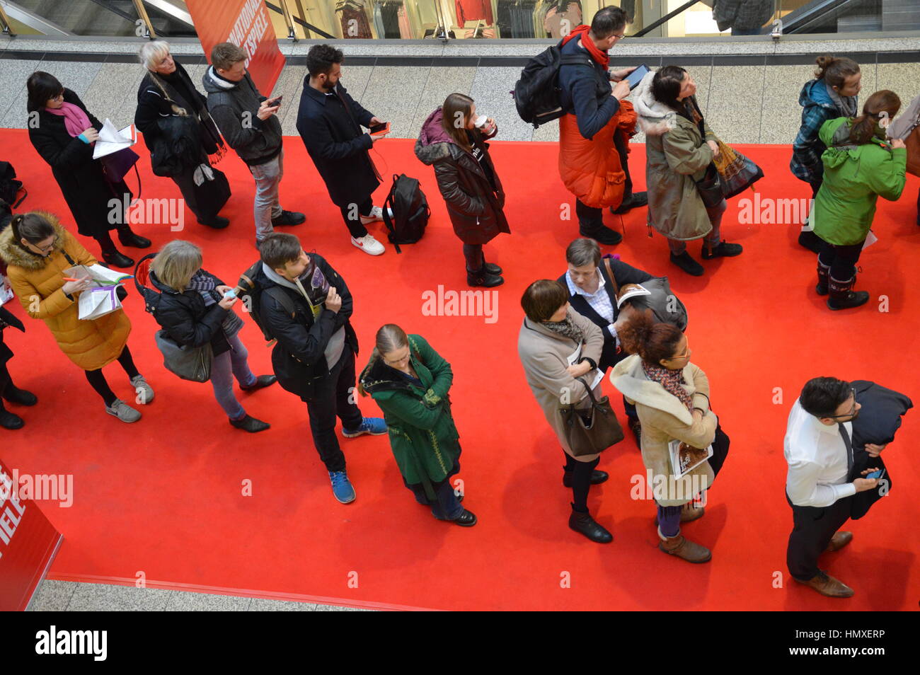 Berlin, Deutschland. 6. Februar 2017 - Karten Internationale Filmfestspiele Berlinale Verkaufsstart in Berlin, Deutschland. Bildnachweis: Markku Rainer Peltonen/Alamy Live-Nachrichten Stockfoto