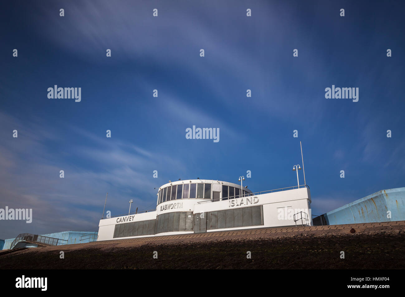 Ave Arup Designed Labworth Restaurant auf Canvey Island gegen blauen Himmel Stockfoto