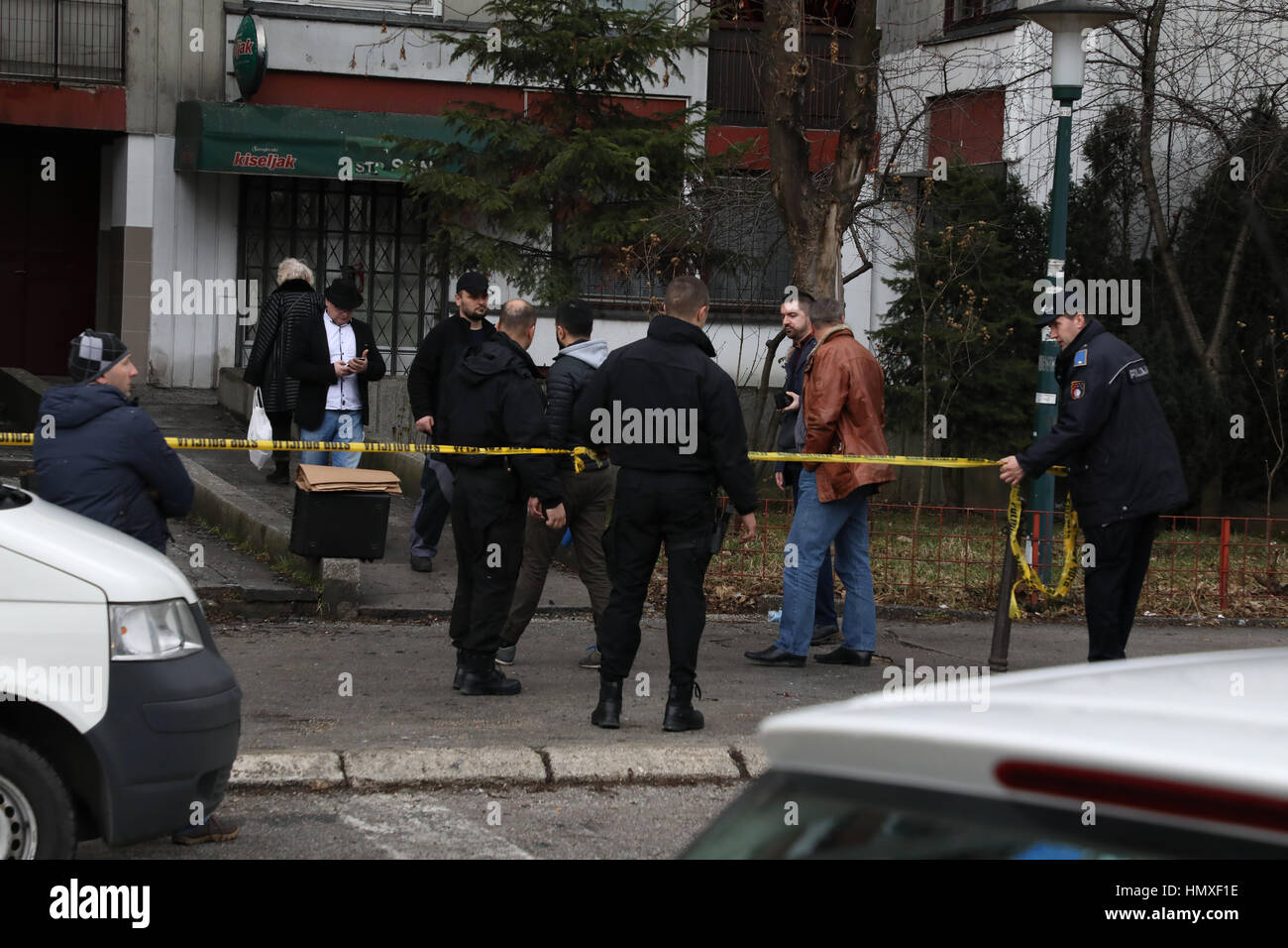 (170206)--SARAJEVO, 6. Februar 2017 (Xinhua)--Polizisten stehen vor dem Gebäude, wo ein Feuer, in Sarajevo, Bosnien und Herzegowina, am 6. Februar 2017 ausbrach. Zwei ältere Menschen in der Hauptstadt von Bosnien und Herzegowina am Montagmorgen bei einem Brand getötet wurden, bestätigten Sprecher der das Ministerium der internen Angelegenheiten der Kanton Sarajevo Irfan Nefic Xinhua. (Xinhua/Haris Memija) (Zw) Stockfoto