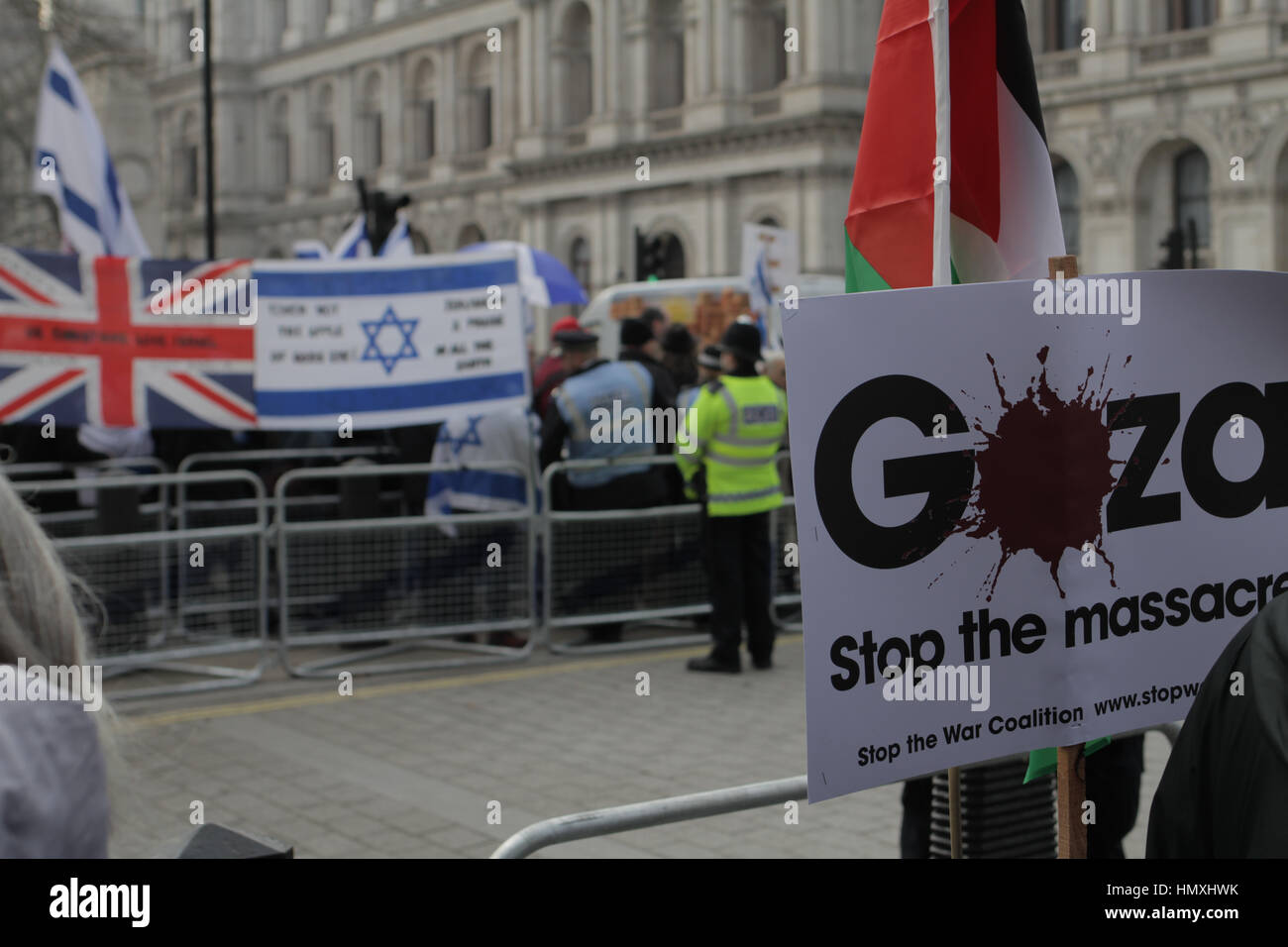 London, UK. 6. Februar 2017. Gaza-Haltestelle Massaker Plakat steht ab gegen eine israelische Wohnung und ein Union Jack. Bildnachweis: Jonathan Tait/Alamy Live-Nachrichten Stockfoto