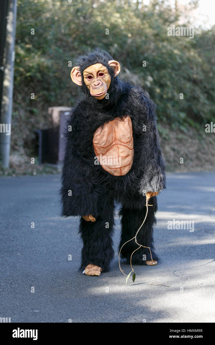 Tokio, Japan. 7. Februar 2017. Ein Tierpfleger in einem Schimpansen Kostüm  versucht zu entkommen, während ein floh Tier-Bohrer beim Tama Zoological  Park am 7. Februar 2017, Tokio, Japan. Der jährliche Flucht Bohrer