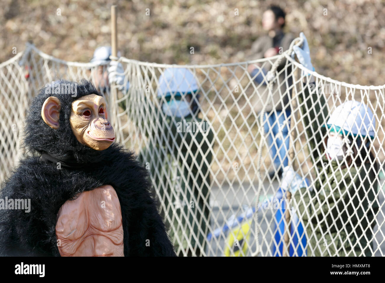 Tokio, Japan. 7. Februar 2017. Ein Tierpfleger in einem Schimpansen Kostüm versucht zu entkommen, während die Tierpfleger halten ein Netz in dem Versuch, es während einer entkam Tier Bohrer beim Tama Zoological Park am 7. Februar 2017, Tokio, Japan zu erfassen. Der jährliche Flucht Bohrer findet in Tokio Zoos für Tierpfleger zu üben, wie sie im Falle einer Naturkatastrophe oder anderen Notfällen reagieren müssten. In diesem Jahr ein Mitglied des Personals in einem Schimpansen Kostüm wurde gefangen genommen und von anderen Tierpfleger bevor es heraus auf den Straßen von Tokio entkommen konnte. Bildnachweis: Aflo Co. Ltd./Alamy Live-Nachrichten Stockfoto