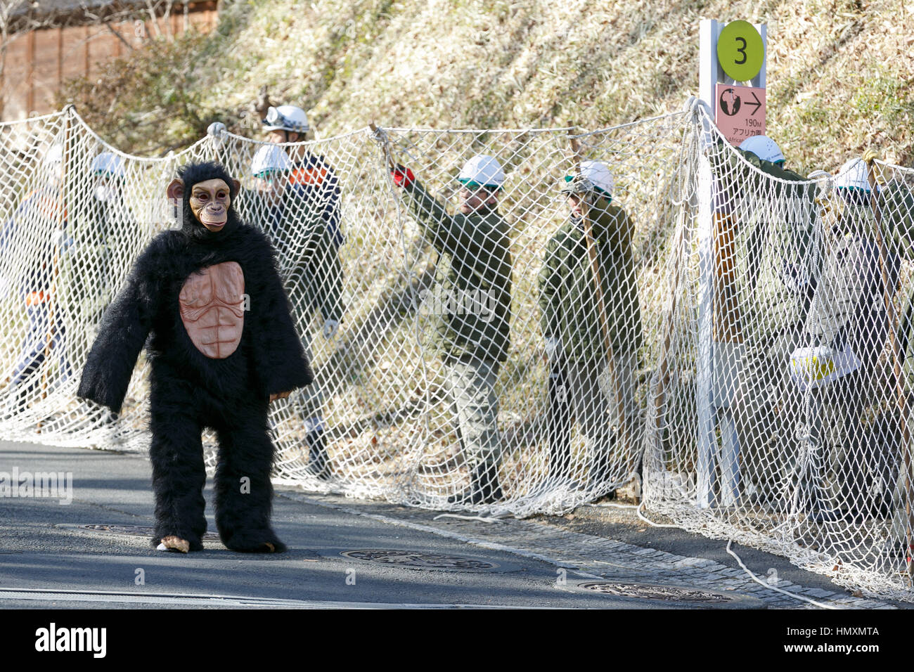 Tokio, Japan. 7. Februar 2017. Ein Tierpfleger in einem Schimpansen Kostüm versucht zu entkommen, während die Tierpfleger halten ein Netz in dem Versuch, es während einer entkam Tier Bohrer beim Tama Zoological Park am 7. Februar 2017, Tokio, Japan zu erfassen. Der jährliche Flucht Bohrer findet in Tokio Zoos für Tierpfleger zu üben, wie sie im Falle einer Naturkatastrophe oder anderen Notfällen reagieren müssten. In diesem Jahr ein Mitglied des Personals in einem Schimpansen Kostüm wurde gefangen genommen und von anderen Tierpfleger bevor es heraus auf den Straßen von Tokio entkommen konnte. Bildnachweis: Aflo Co. Ltd./Alamy Live-Nachrichten Stockfoto