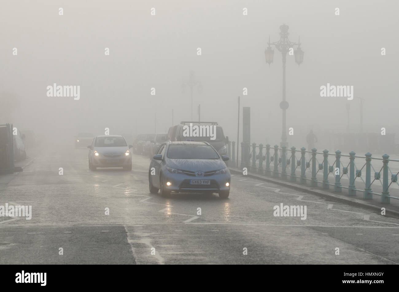 Brighton, East Sussex. 7. Februar 2017. Großbritannien Wetter. Brighton Seafront eingehüllt in einem sehr dichten Nebel zu Beginn des Tages. Bildnachweis: Francesca Moore/Alamy Live-Nachrichten Stockfoto