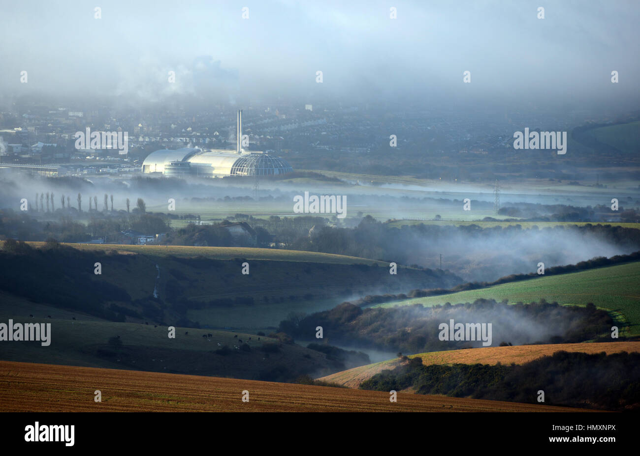 Newhaven, East Sussex. 7. Februar 2017. Das Wetter. Newhaven die umstrittene Müllverbrennungsanlage umgeben von niedrigen Wolken aus der South Downs National Park, East Sussex. Bildnachweis: Peter Cripps/Alamy Live-Nachrichten Stockfoto