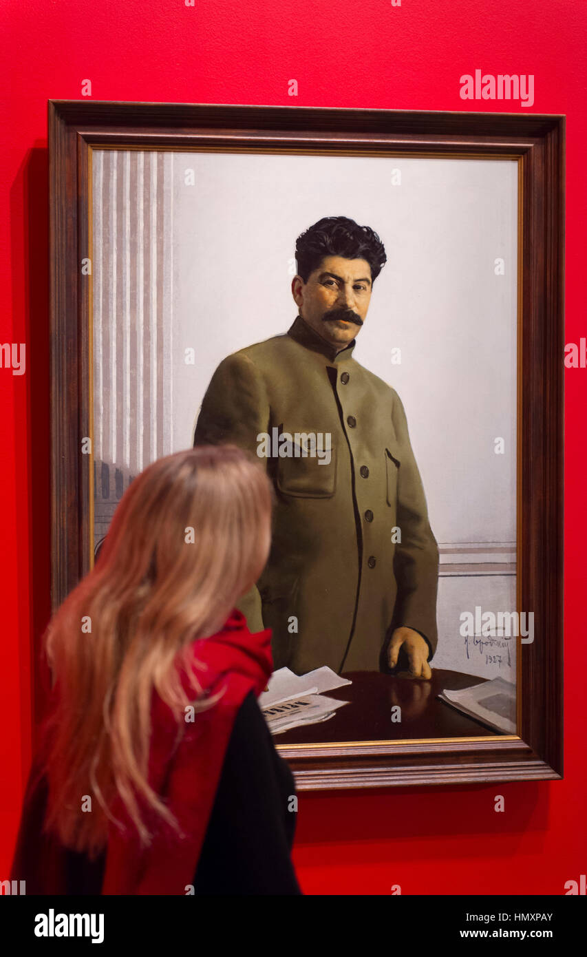 RA, London, UK. 7. Februar 2017. Zum Gedenken an den hundertsten Jahrestag der russischen Revolution, der Royal Academy of Arts präsentiert Revolution: russische Kunst 1917-1932. Foto: Isaak Brodsky, Porträt von Joseph Stalin, 1927. Die Russische Akademie der bildenden Künste Museum, Sankt Petersburg. Mit Galerie Mitarbeiter gestellt. Bildnachweis: Malcolm Park Leitartikel/Alamy Live-Nachrichten Stockfoto