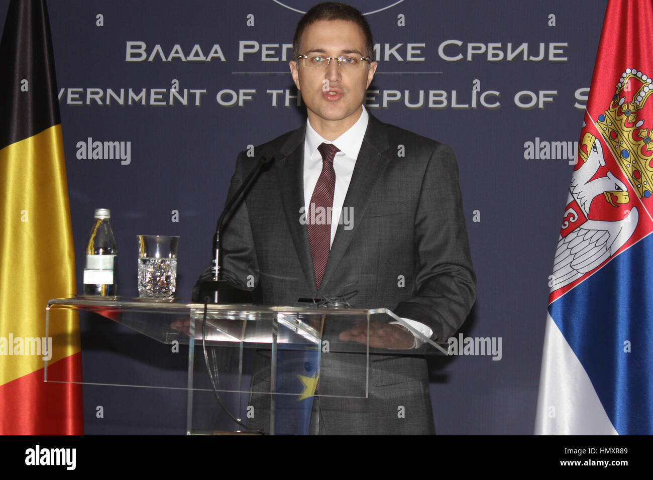 Belgrad, Serbien. 7. Februar 2017. Serbische Innenminister Nebojsa Stefanovic spricht auf einer Pressekonferenz nach dem Treffen mit seinem belgischen Kollegen Jan Jambon am Palast von Serbien in Belgrad auf Feb.7, 2017. Jambon und Stefanovic tagten hier und eine Vereinbarung über die polizeiliche Zusammenarbeit zwischen Serbien und Belgien, die ihre Zusammenarbeit bei der Bekämpfung terroristischer Bedrohungen und den Austausch von Informationen über die organisierte Kriminalität definiert. Bildnachweis: Nemanja Cabric/Xinhua/Alamy Live-Nachrichten Stockfoto