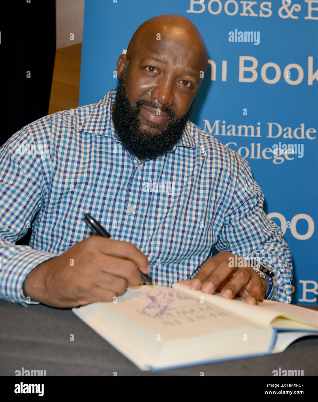 Miami, FL, USA. 6. Februar 2017. Tracy Martin sprechen und Exemplare ihres Buches signieren "Rest In Kraft: das dauerhafte Leben des Trayvon Martin" am Miami Dade College am 6. Februar 2017 in Miami, Florida. Bildnachweis: Mpi10/Medien Punch/Alamy Live-Nachrichten Stockfoto
