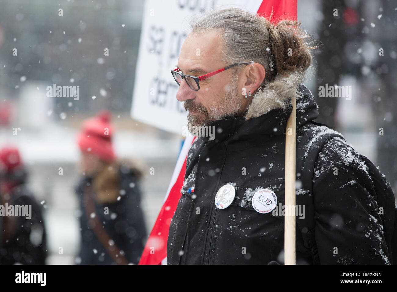 Warschau, Polen. 7. Februar 2017. Mateusz Kijowski, der Gründer von Polens Bürgerbewegung "KOD" beteiligte sich an einer Protestkundgebung vor dem Bezirksgericht in Warschau für die Unabhängigkeit der Landesrat - Nr. Draht SERIVCE - Foto: Jan A. Credit: Dpa picture-Alliance/Alamy Live News Stockfoto