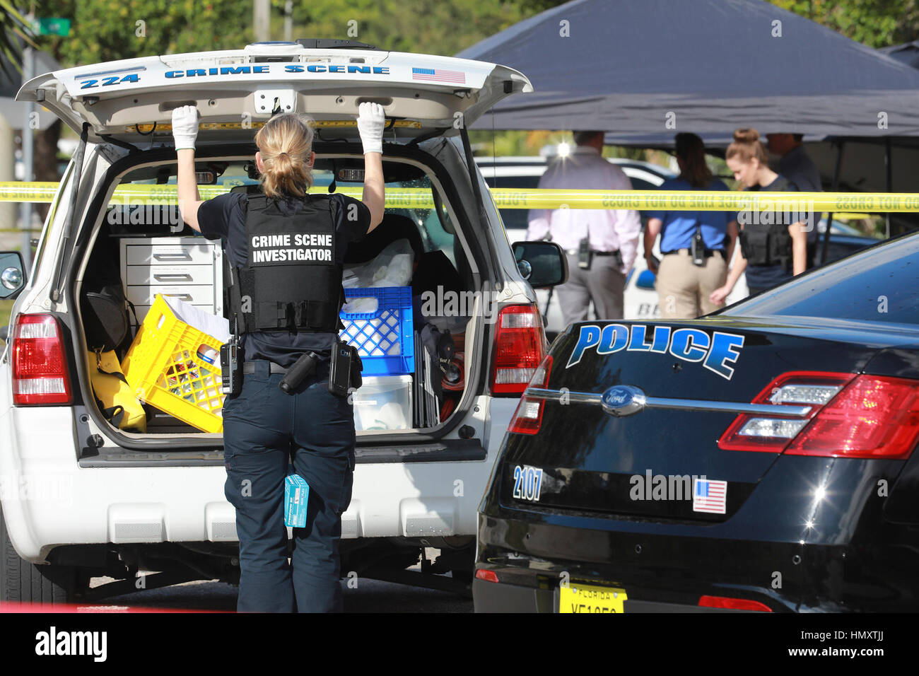 Florida, USA. 7. Februar 2017. Eine Person ist tot in welcher Stadt Polizei ein Mord ausgeschlossen haben. Die Person wurde tot kurz nach 07:00 auf Alpha Street, östlich der Interstate 95, südwestlich von Howard Park Dienstag, 7. Februar 2017 gefunden. Bildnachweis: Bruce R. Bennett/der Palm Beach Post/ZUMA Draht/Alamy Live-Nachrichten Stockfoto