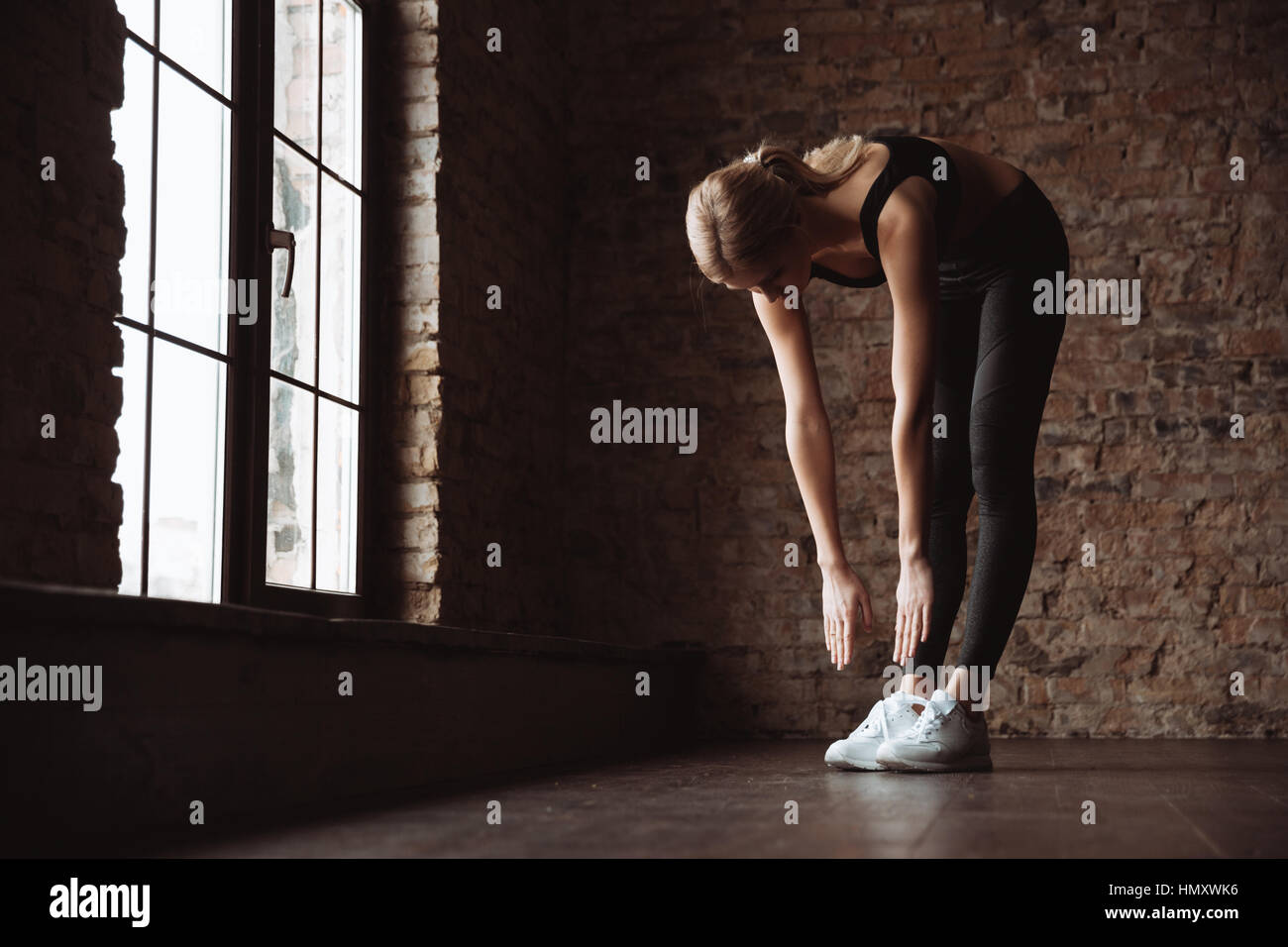 Voller Länge Foto von attraktiven jungen Fitness Frau Sportübungen im Fitness-Studio zu machen. Stockfoto