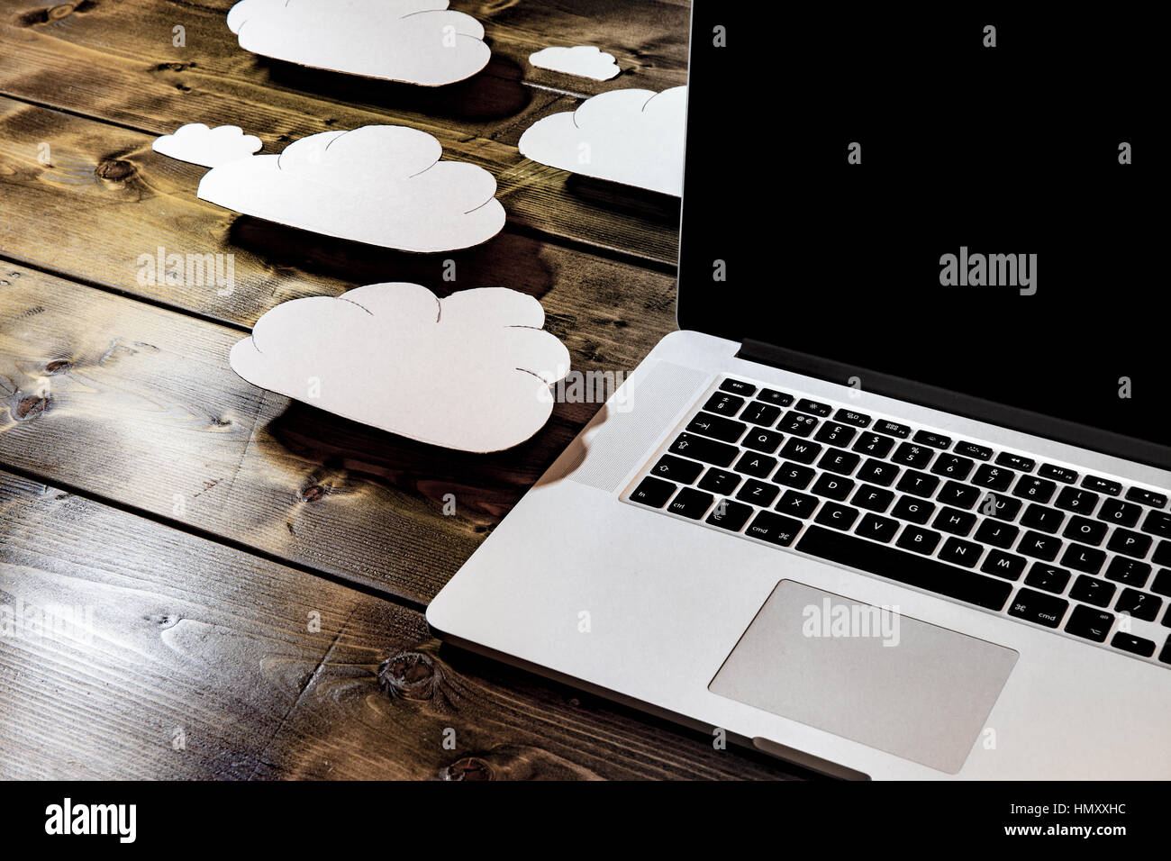 Cloud computing Konzept Laptop hautnah mit weißen Wolken, die aus dem Computer anzeigt Onlinespeicher und Internet-Anschluss. Stockfoto