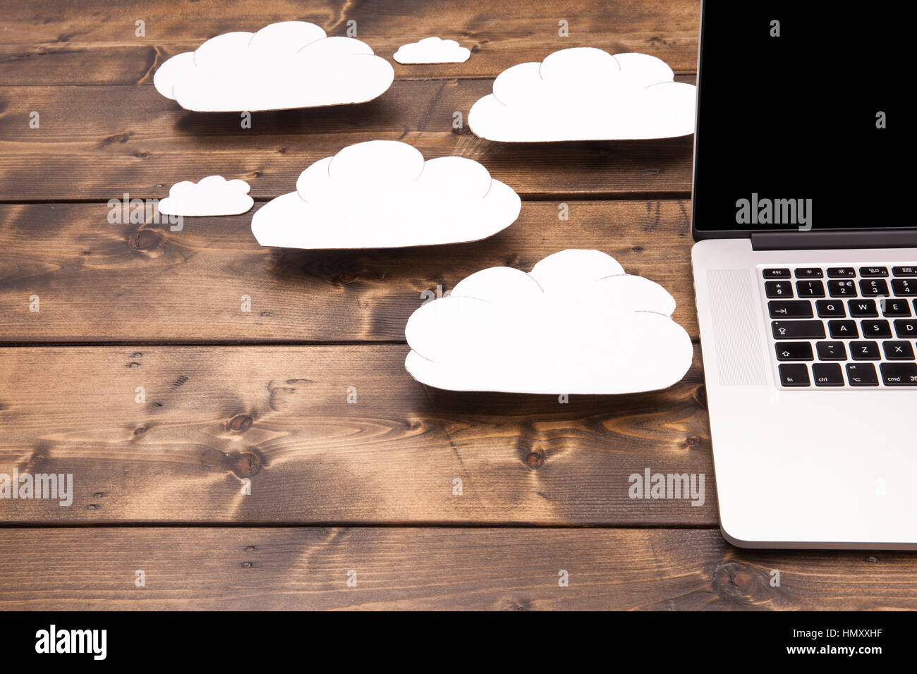 Cloud computing Konzept Laptop hautnah mit weißen Wolken, die aus dem Computer anzeigt Onlinespeicher und Internet-Anschluss. Stockfoto