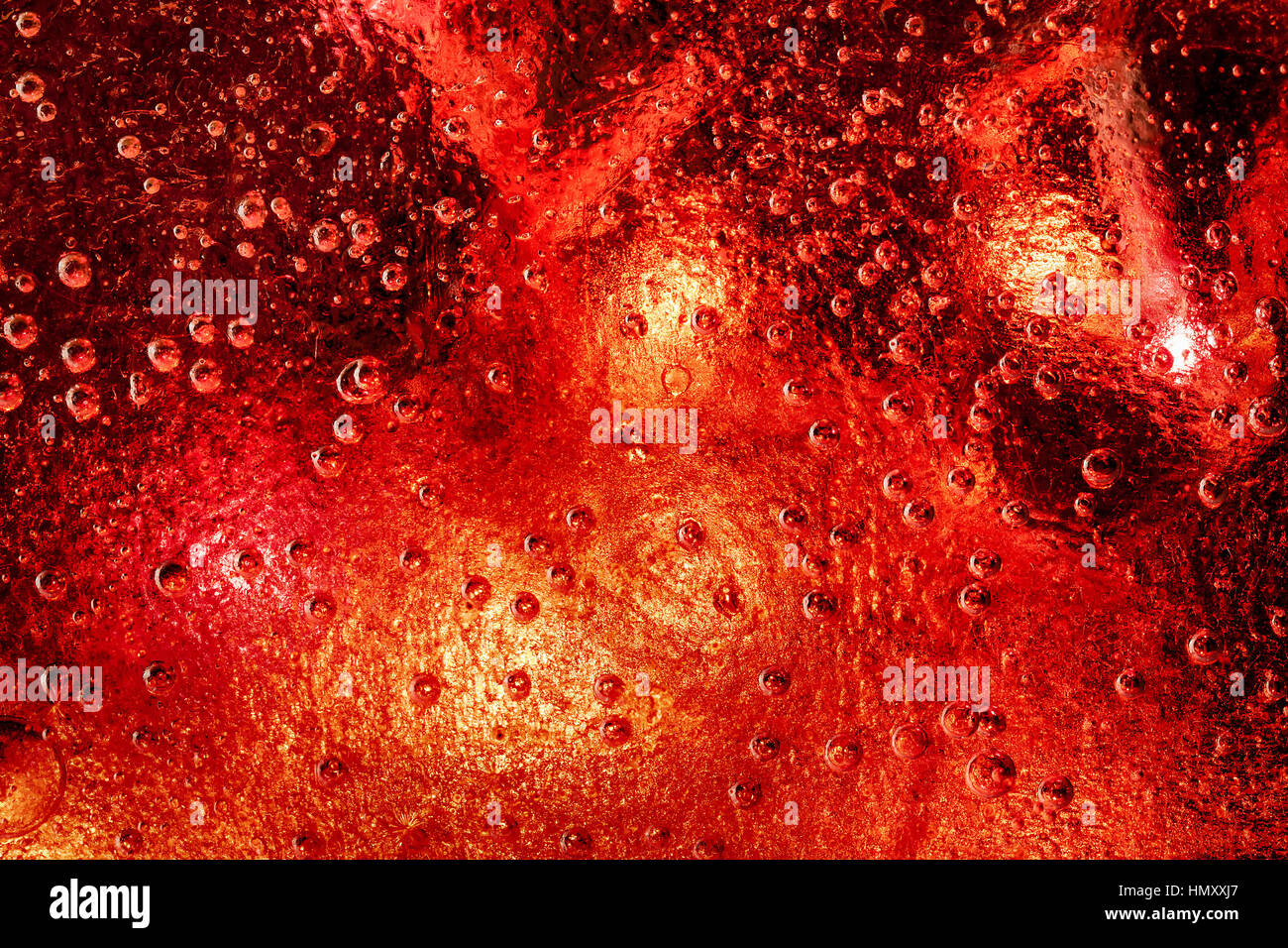 Gefrorene Eiskristalle mit schönen roten Farbe unten. Große und kleine eingeschlossene Luftblasen alles über das Eis. Stockfoto