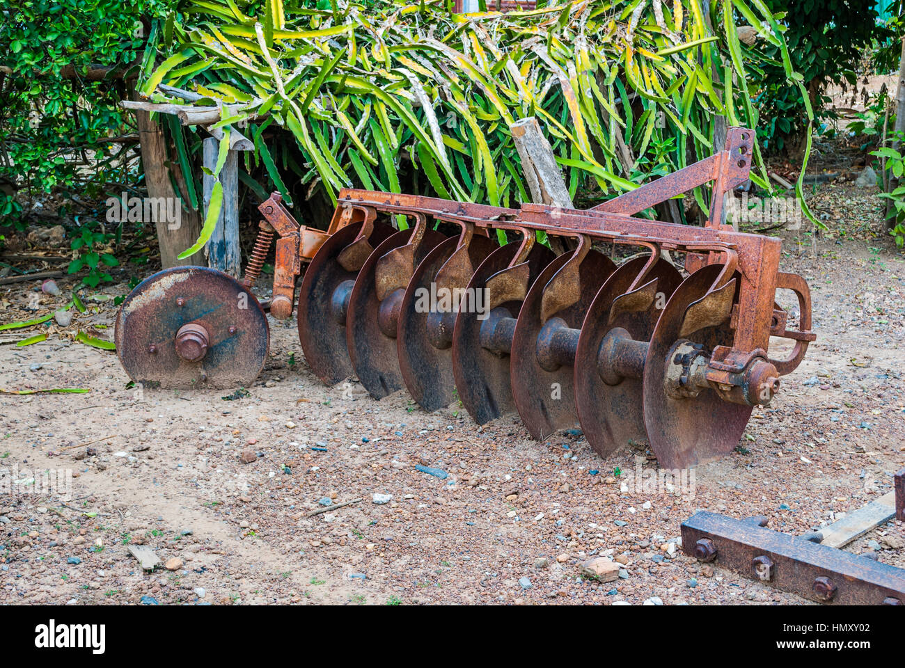 Rostige alte Scheibenegge, landwirtschaftlichen Werkzeug Stockfoto