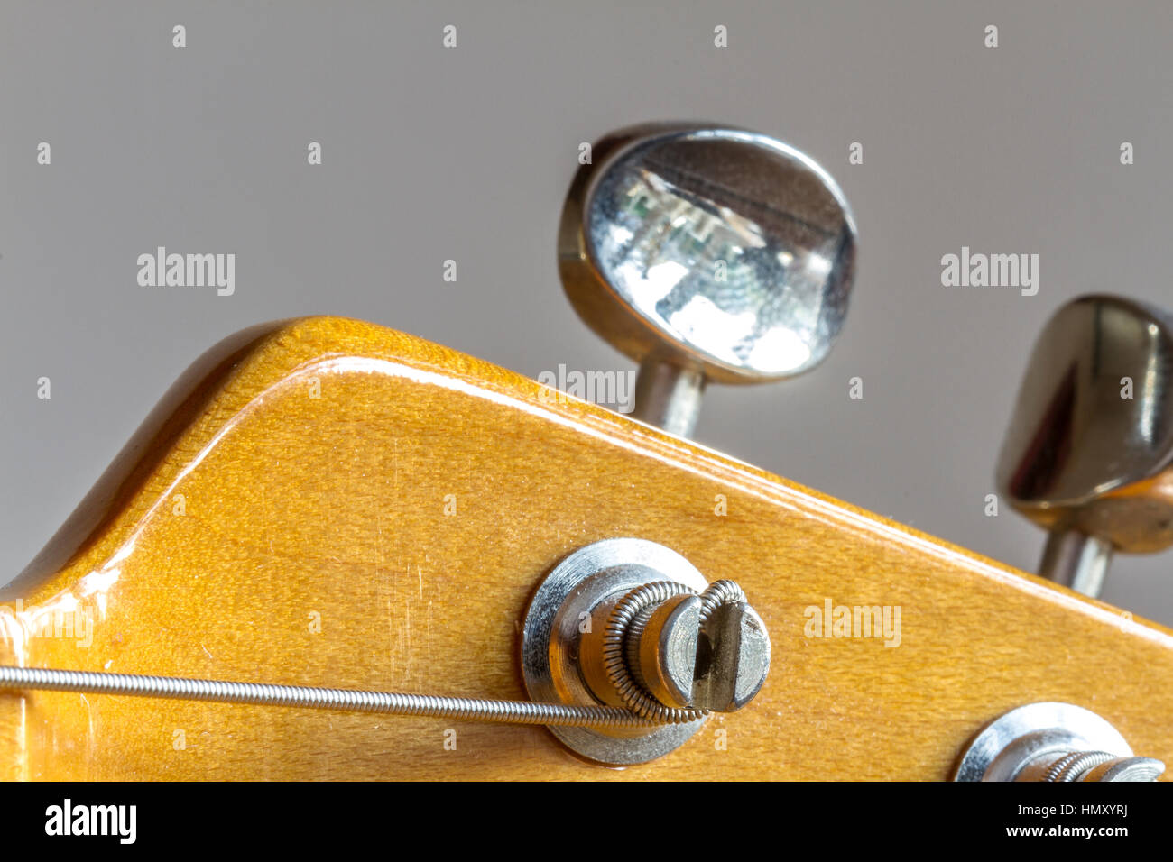 Nahaufnahme eines Fender Telecaster E-Gitarren-Vintage-Spielautomaten-Tuners Mmchine Head und Saitenpfosten Stockfoto