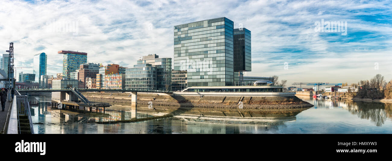 Düsseldorf, Deutschland - 20. Januar 2017: Panorama-Blick in den neuen Medien Hafen mit dem Hyatt Regency Hotel und Blick in den alten Hafen Stockfoto