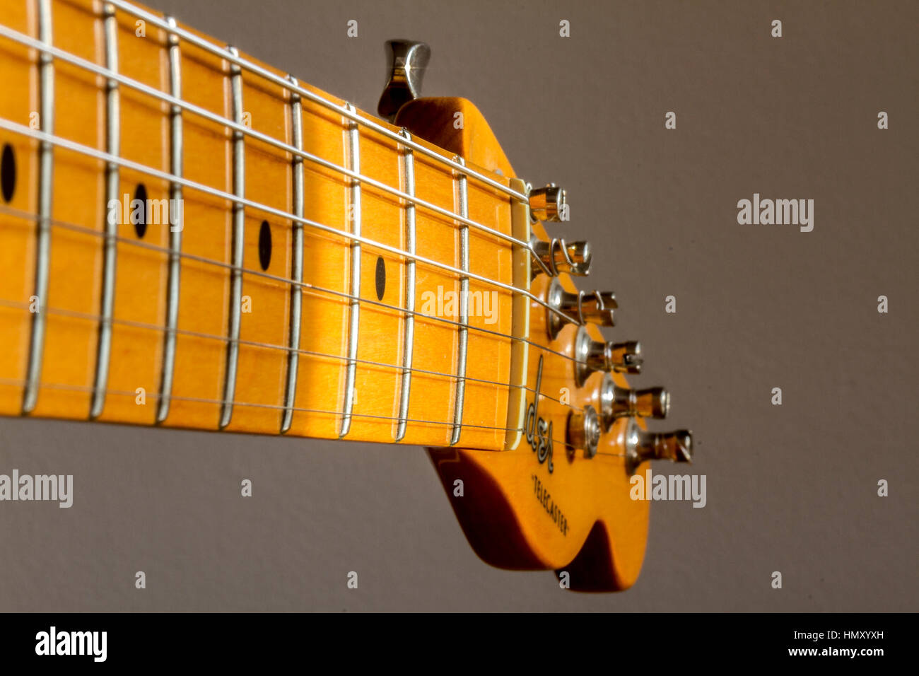 Nahaufnahme eines Fender Telecaster Hals und Kopfplatte, aus dem klar  hervorgeht, welche Bünde, Gitarrensaiten und Mechaniken Stockfotografie -  Alamy