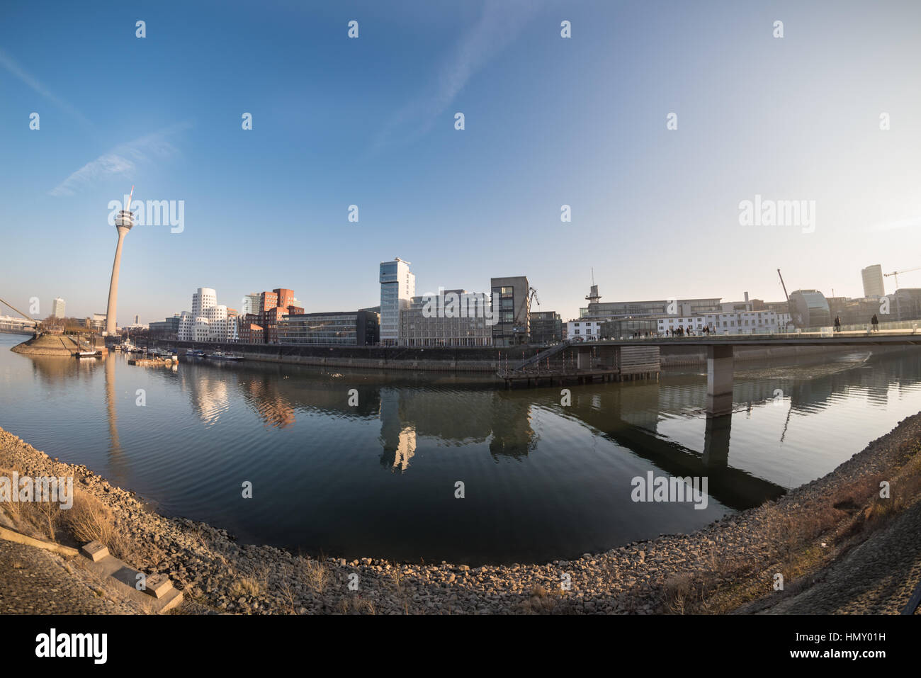 Düsseldorf, Deutschland - 20. Januar 2017: Fisheye Blick über den neuen Medien-Hafen mit dem Fernsehturm Stockfoto
