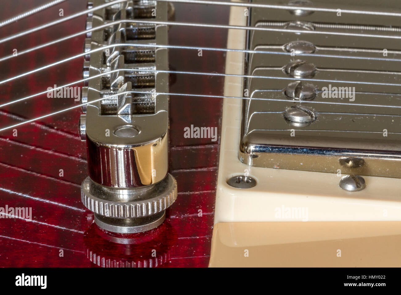 Nahaufnahme von Gibson Les Paul Standard tune O Matic Bridge mit Gitarre Streicher und Burst Bucker Hals Pickup Stockfoto