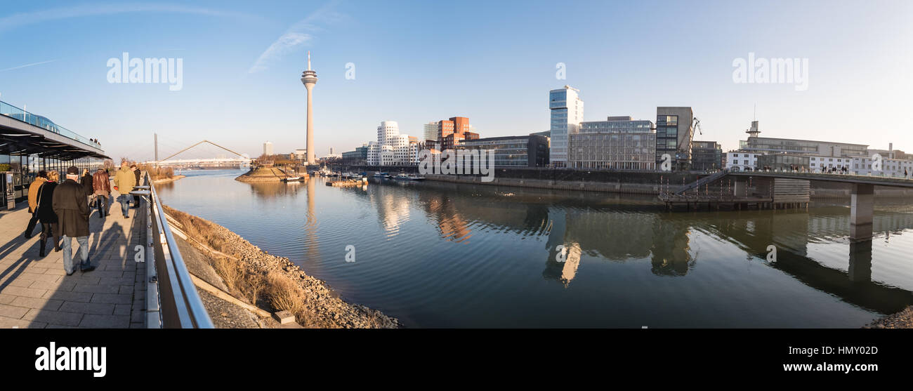Düsseldorf, Deutschland - 22. Januar 2017: Fisheye Panorama von der Terrasse des Hyatt über New Media Hafen mit unbekannten Pedestrants, die den Sonnenuntergang genießen Stockfoto
