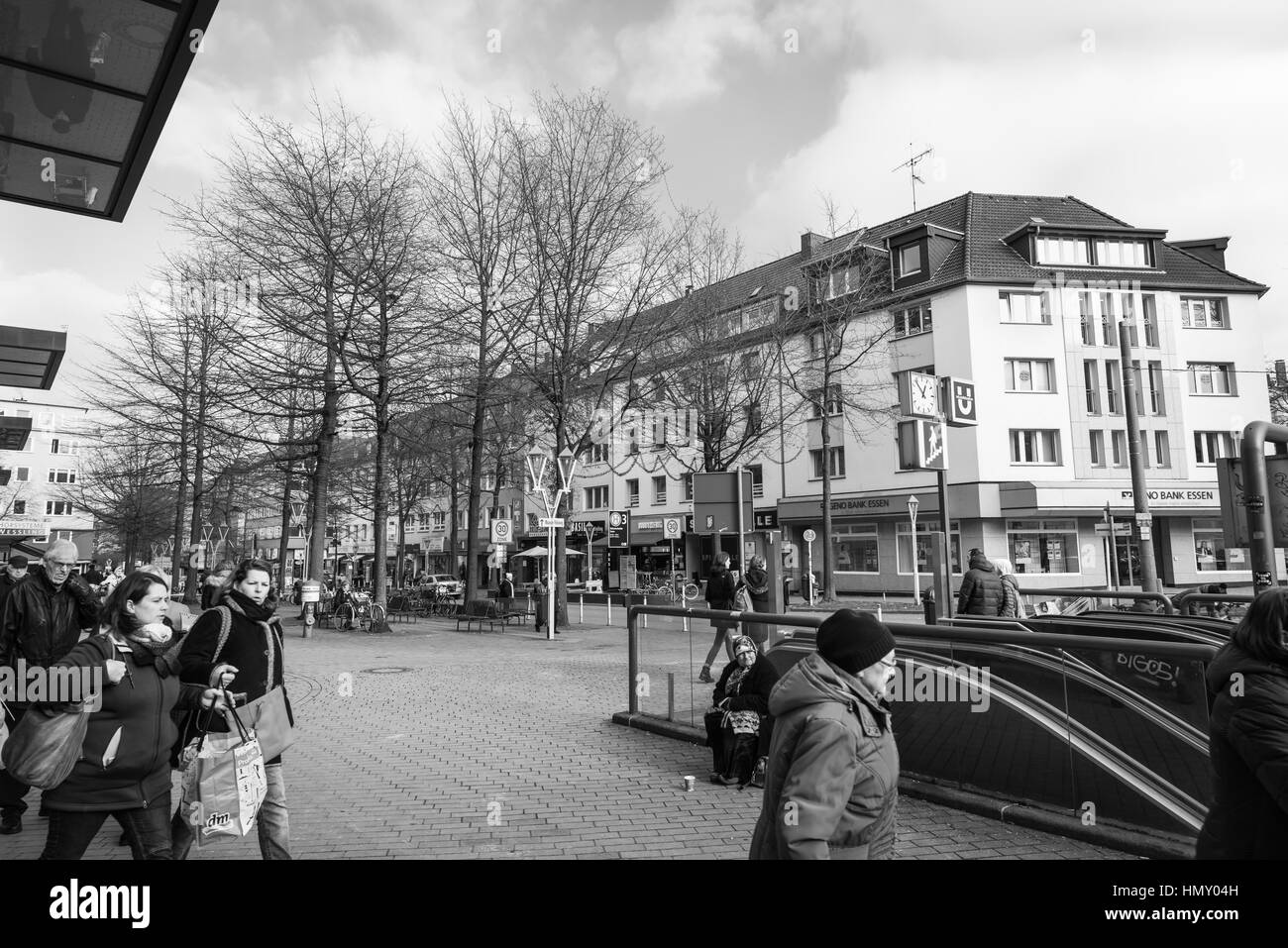 ESSEN, Deutschland - 25. Januar 2017: Unbekannte Käufer Rush entlang der berühmten Rüttenscheider-Straße Stockfoto