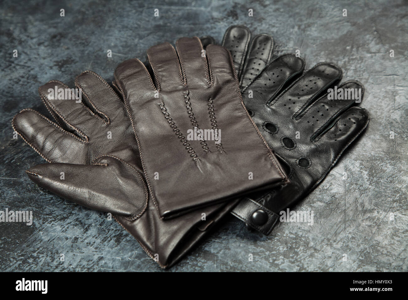 Zwei Paar Handschuhe aus Leder Stockfoto