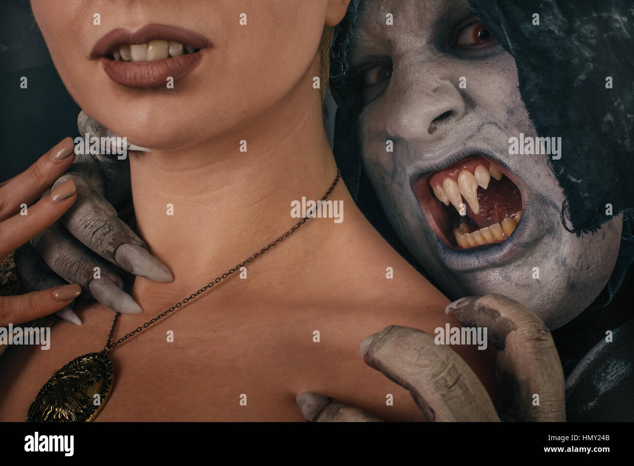 Alte Monster Vampir Dämon hält schöne Frau und bereiten sich auf ihren Hals beißt. Halloween-Fantasie-Konzept Stockfoto