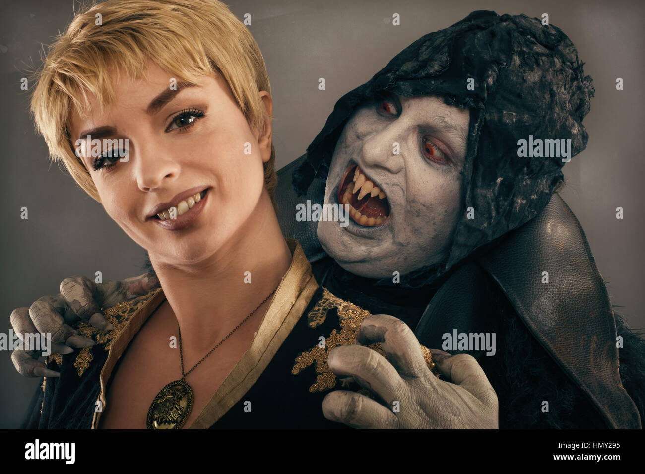 Alte Monster Vampir Dämon hält schöne Frau und bereiten sich auf ihren Hals beißt. Halloween-Fantasie-Konzept Stockfoto