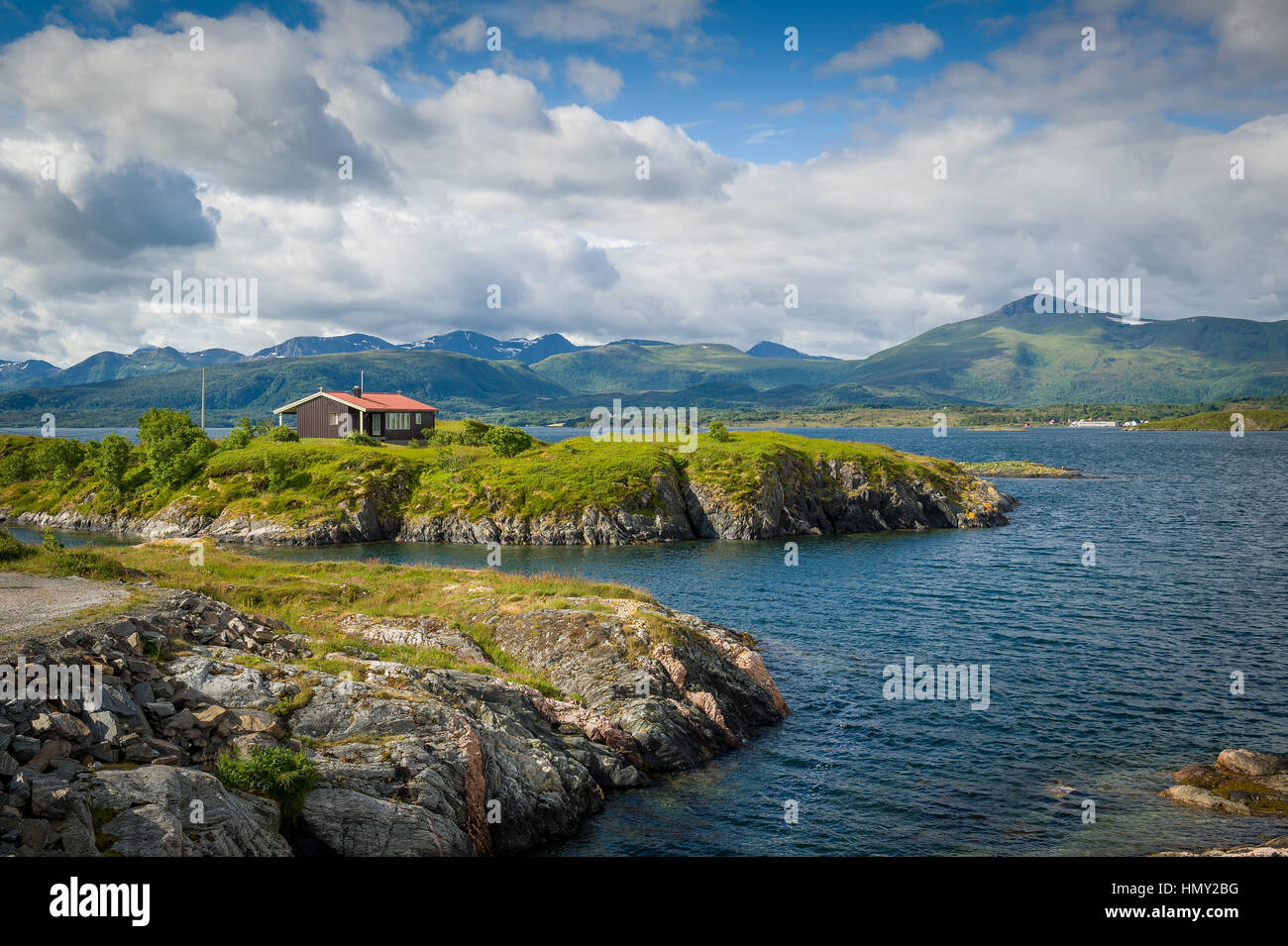 Haus am Felsen der Atlantikstraße, Norwegen Stockfoto