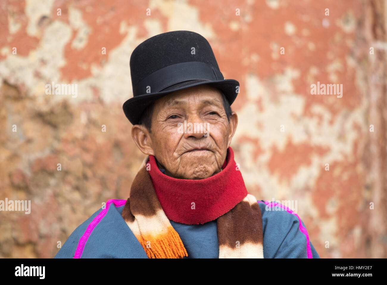 6. September 2016 Silvia, Kolumbien: Porträt eines indigenen Guambiano gekleidet in traditioneller Kleidung und eine Melone Stockfoto