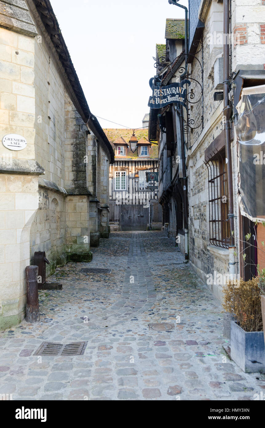 Schmalen gepflasterten Seitenstraße in die ziemlich französische Stadt Honfleur in der Normandie Stockfoto