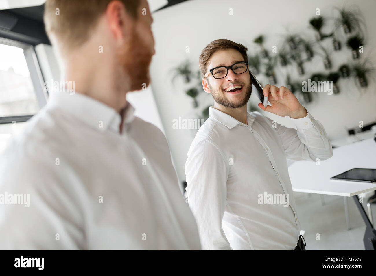 Geschäftspartnern eine Kaffee-Pause und lächelnd Stockfoto