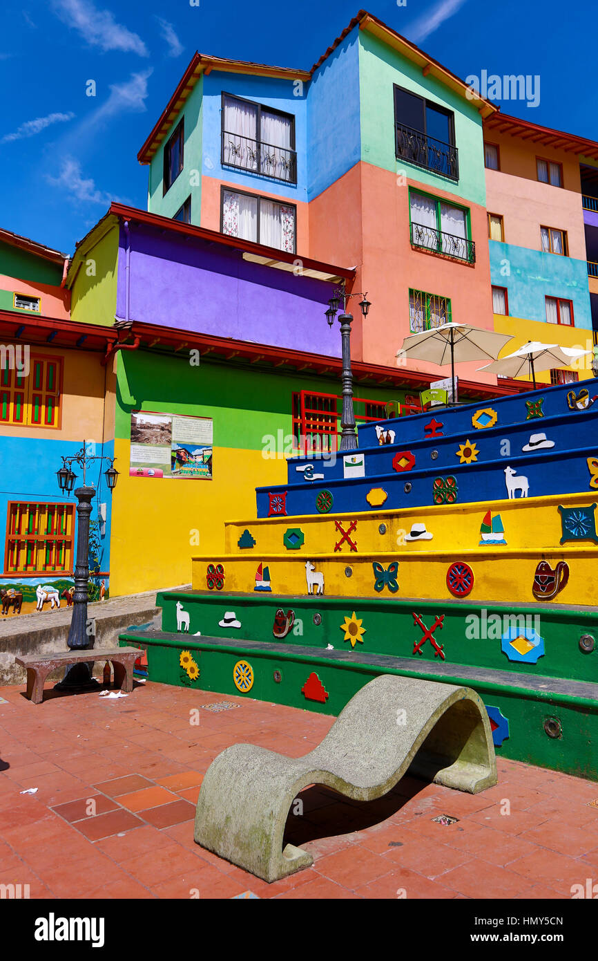 Guatape des zentralen Platzes mit Gebäude und Zocalos bunt bemalt Stockfoto