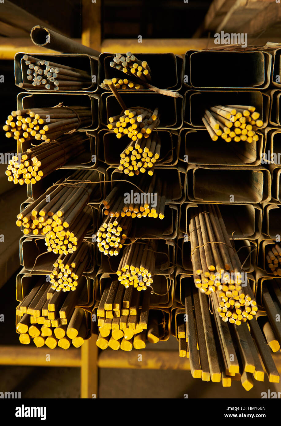 unterschiedliche Form des gelben Eisenstangen im Lagerhaus Stockfoto
