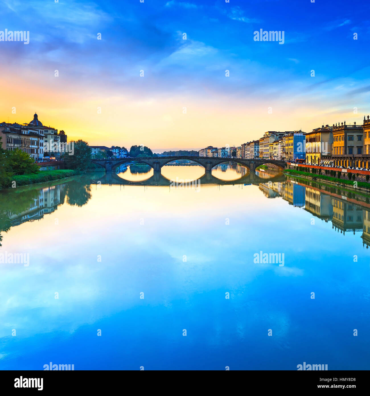 Florenz, Ponte Alla Carraia mittelalterliche Brücke Wahrzeichen am Fluss Arno, Sonnenuntergang Landschaft mit Reflexion. Es ist das zweite älteste Brücke, erbaut im Jahre 1218, Stockfoto