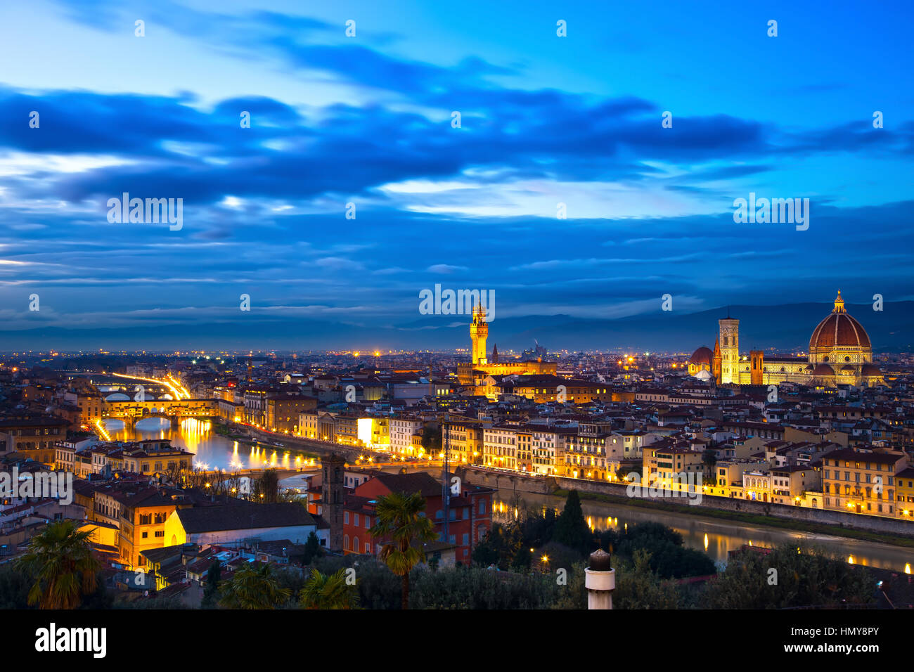 Florenz oder Firenze Sonnenuntergang Luftaufnahme Stadtbild. Panoramablick vom Michelangelo Park entfernt. Von links Palazzo Vecchio und Dom. Italien Stockfoto