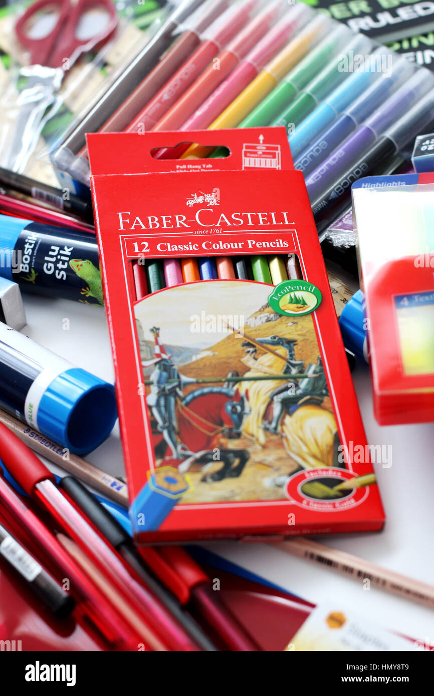 Faber Castell 12 klassische Farbstifte Stockfoto