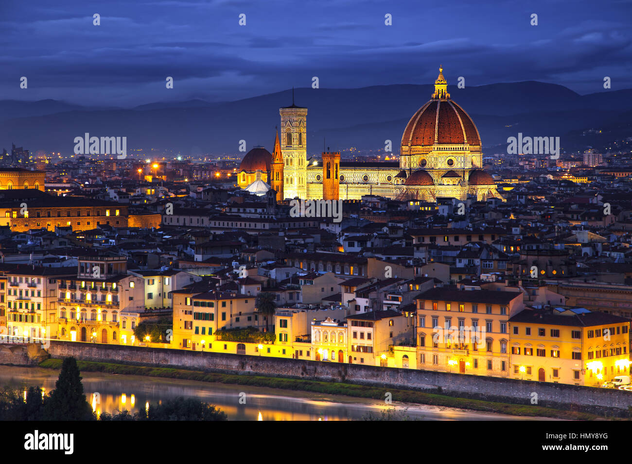 Florenz oder Firenze, Dom, Wahrzeichen der Basilika Santa Maria del Fiore und Giotto Campanile Sonnenuntergang Blick von Michelangelo-Park-Platz. Italien, E Stockfoto