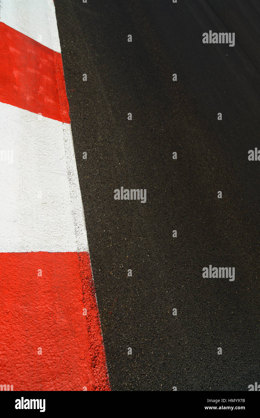 Textur von Autorennen Asphalt und rot weiße Bordstein. Grand Prix Rennstrecke hautnah Stockfoto