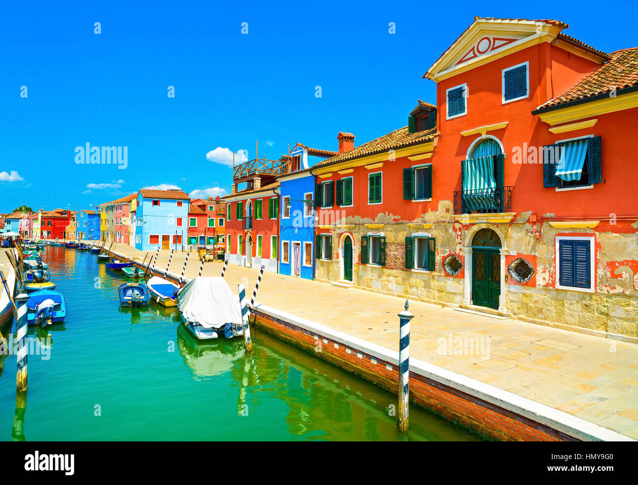 Wahrzeichen von Venedig, Burano Insel Kanal, bunte Häuser und Boote, Italien. Langzeitbelichtung Fotografie Stockfoto