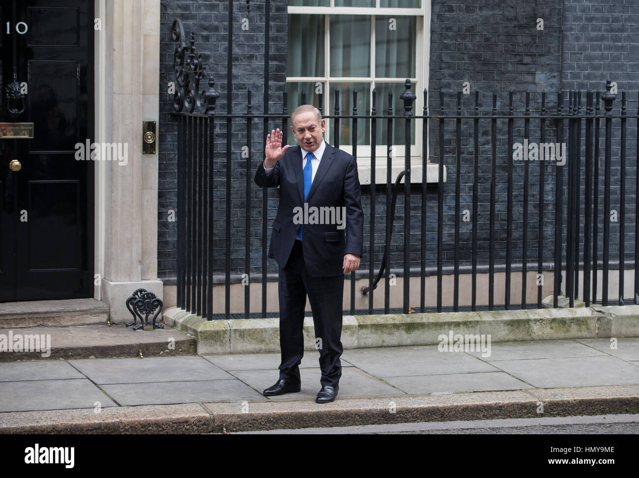 Premierminister von Israel, Benjamin Netanyahu, Wellen zu den Medien in der Nummer 10 Downing Street vor seinem Treffen mit Theresa May Stockfoto
