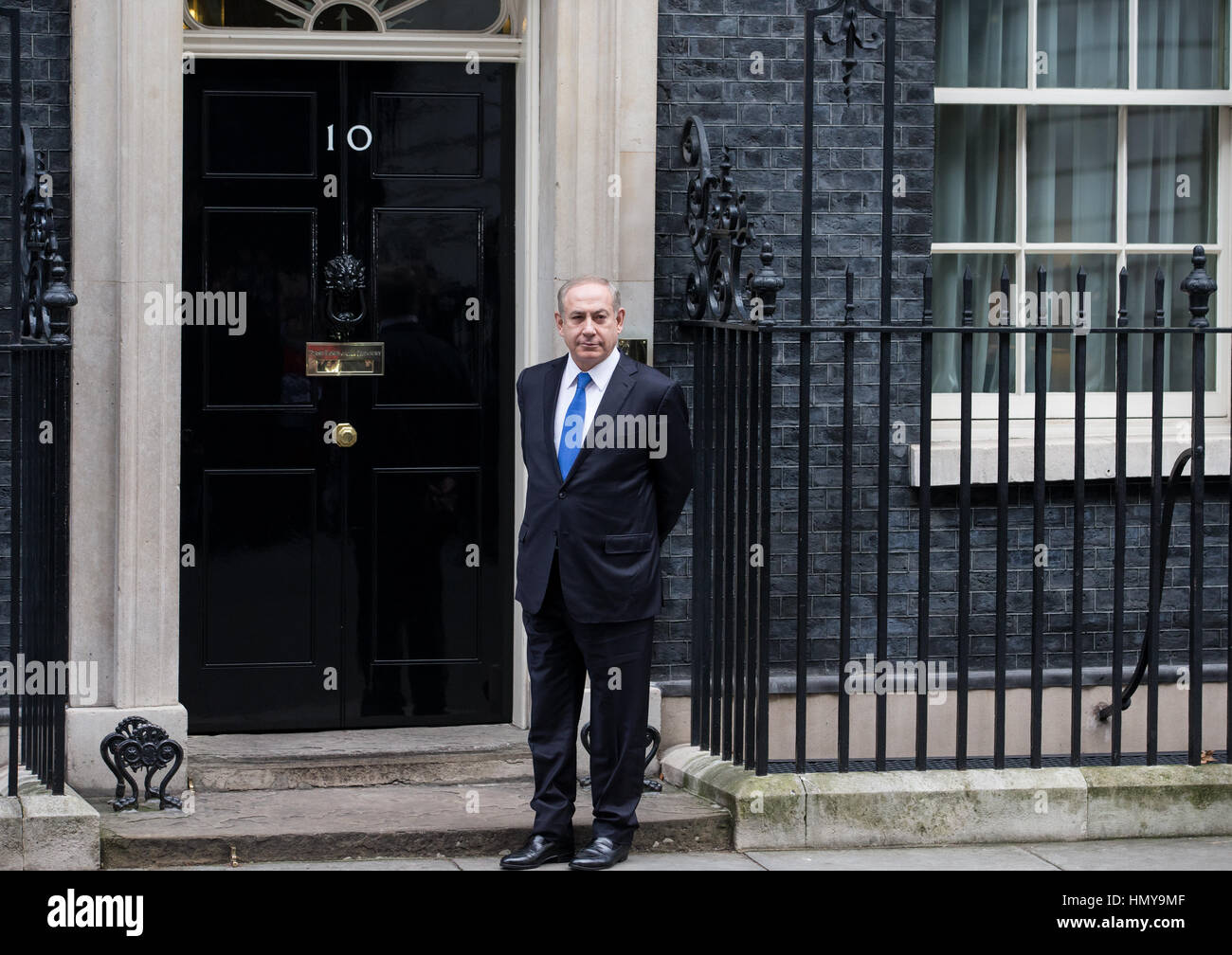Premierminister von Israel, Benjamin Netanyahu, Wellen zu den Medien in der Nummer 10 Downing Street vor seinem Treffen mit Theresa May Stockfoto