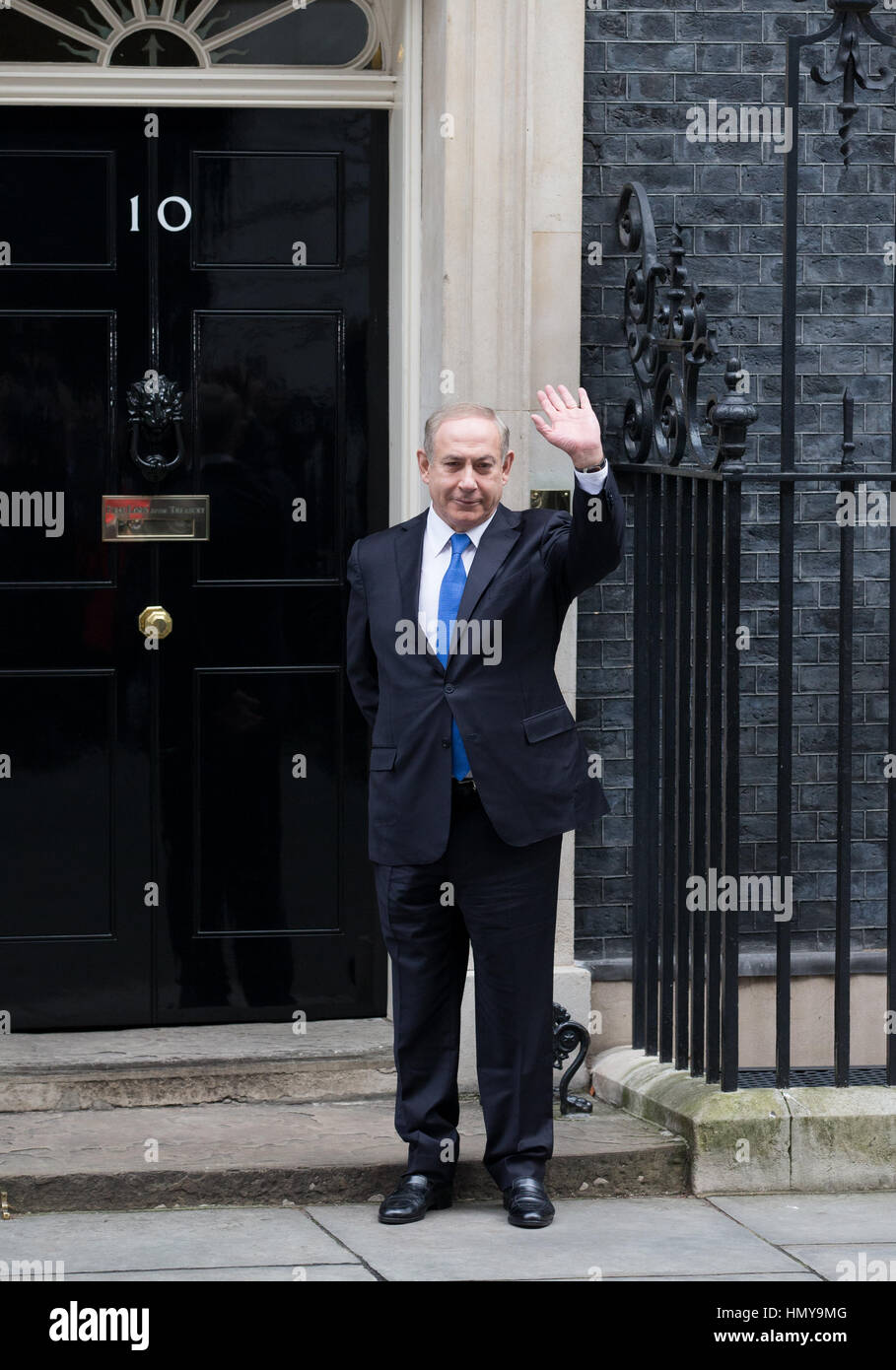 Premierminister von Israel, Benjamin Netanyahu, Wellen zu den Medien in der Nummer 10 Downing Street vor seinem Treffen mit Theresa May Stockfoto