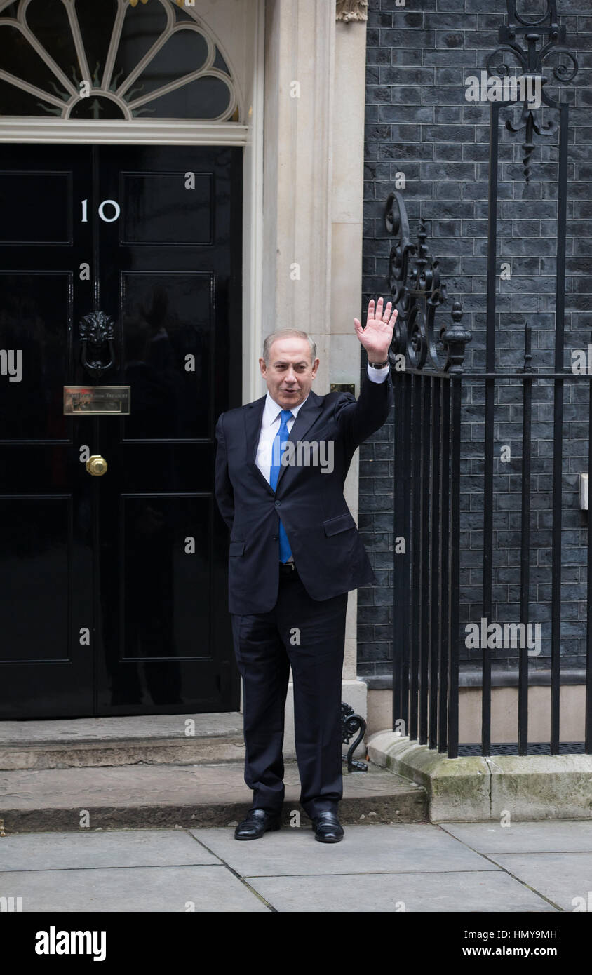 Premierminister von Israel, Benjamin Netanyahu, Wellen zu den Medien in der Nummer 10 Downing Street vor seinem Treffen mit Theresa May Stockfoto