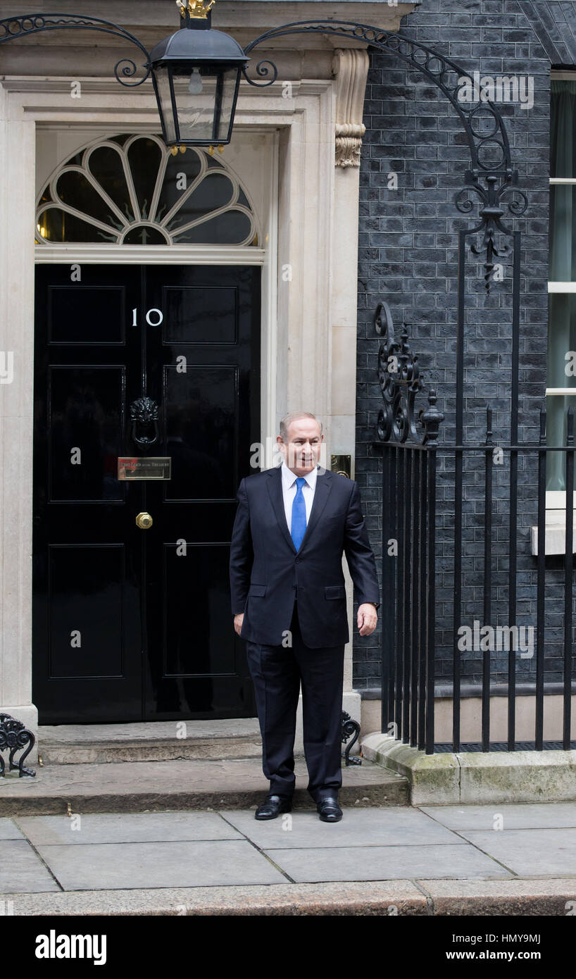 Premierminister von Israel, Benjamin Netanyahu, Wellen zu den Medien in der Nummer 10 Downing Street vor seinem Treffen mit Theresa May Stockfoto